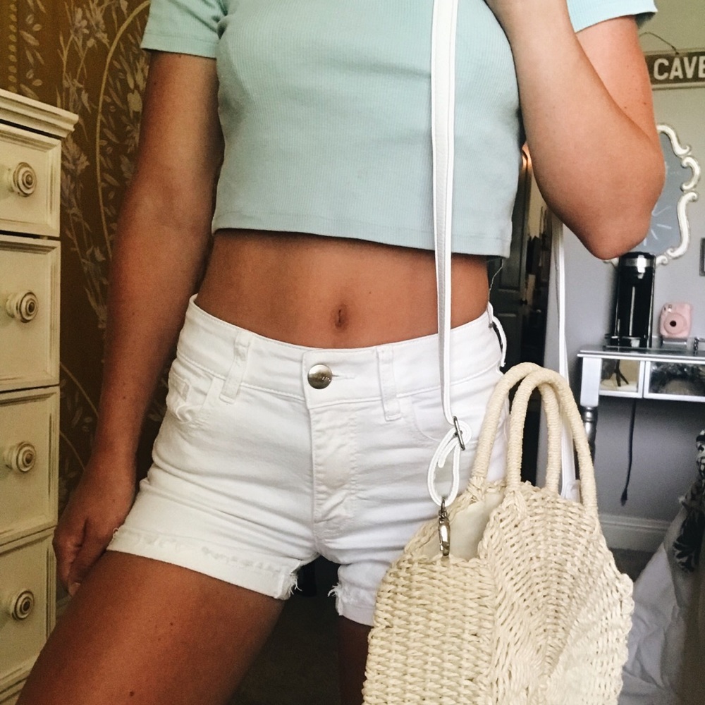 AMERICAN EAGLE WHITE SUPER STRETCH SHORTS